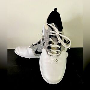 Nike Golf Shoes. Size 8. Near New.